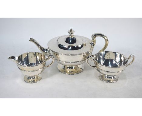 A heavy quality Scottish silver three-piece tea service of 'Aladdin's Lamp' form, on stemmed foot, George Muir Ltd., Glasgow 