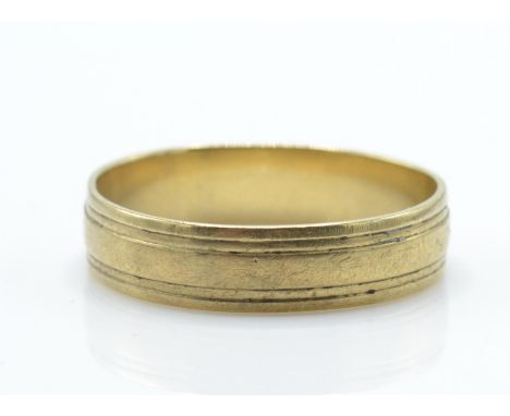 A 9ct gold band ring with reeded circumferential&nbsp; design. Stamped 375. Total weight 3.3g / Size U.5.&nbsp;