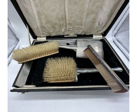 A silver Art Deco vanity brush and comb set, still in original case, made by Robert Stewart of Glasgow Sauchiehall Street Ltd