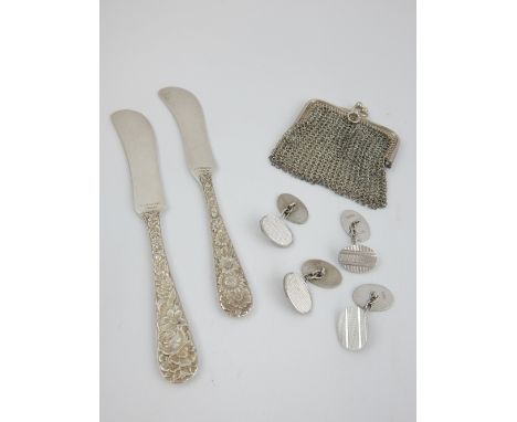 Pair of Belle Epoque sterling butter knives, a silver mesh bag and two pairs of silver cufflinks with engine turned design.