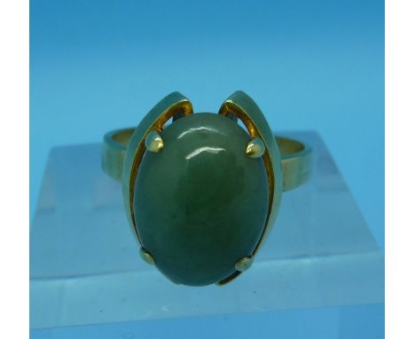 A 14ct gold and jade ring, weight 5g, size P