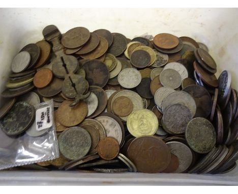 Tub of world coins with a/f sovereign scales