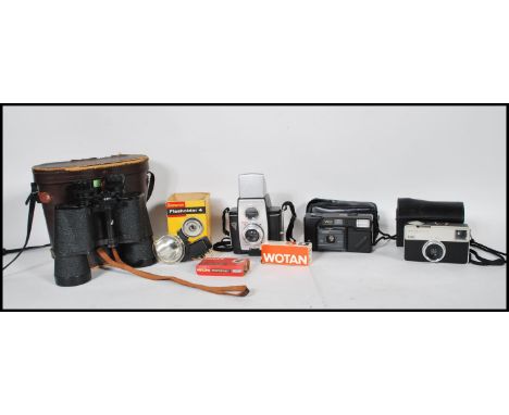 A collection of vintage cameras to include a Kodak VR35 camera, a Kodak Instamatic 33, Brownie Reflex 20, a Brownie flasholde