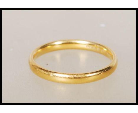 A hallmarked 22ct gold wedding band ring. Hallmarked Birmingham (date marks rubbed). Weight 2.6g. Size L.5.