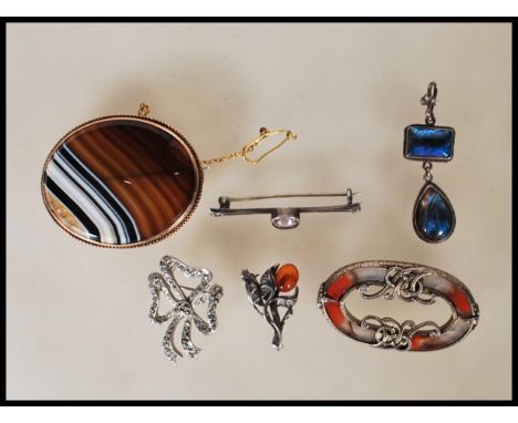 A collection of vintage and antique jewellery to include a Victorian striped agate brooch, an Art Nouveau style floral brooch