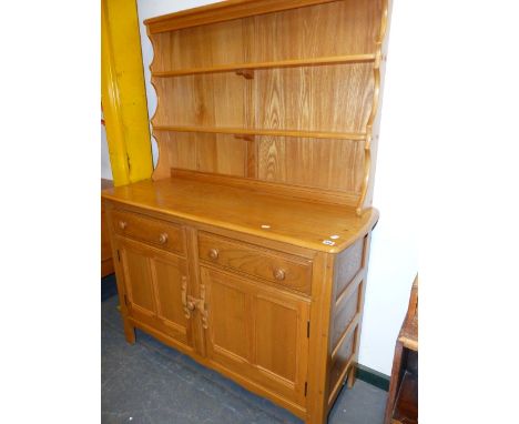 AN ERCOL PALE ELM DRESSER WITH OPEN PLATE RACK.   123 x 48cms.