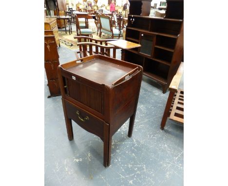 AN INLAID MAHOGANY GEORGIAN NIGHT TABLE WITH TAMBOUR DOOR.