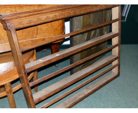 AN OAK DELFT RACK, THE BLIND FRET OGEE ARCHED BAND CARVED TO THE CORNICE OVER THREE OPEN SHELVES. 120 x 14 x H.91.5cms.