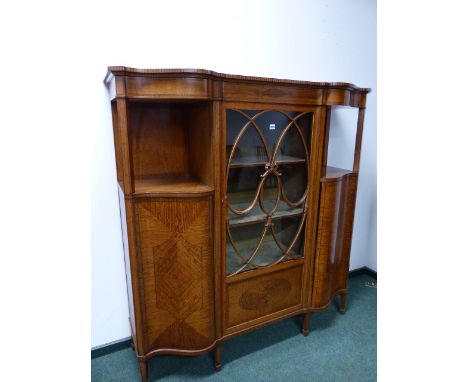 A PARQUETRY SATINWOOD INLAID EDWARDIAN DISPLAY CABINET, OVAL GLAZING BARS TO THE CENTRAL DOOR ENCLOSING THREE SHELVES FLANKED