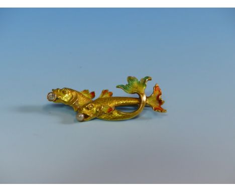 AN 18ct GOLD AND ENAMEL TWINNED KOI CARP BROOCH, ONE HOLDING A SINGLE DIAMOND AND THE OTHER A PEARL. WIDTH 3.7cms, WEIGHT 6.5