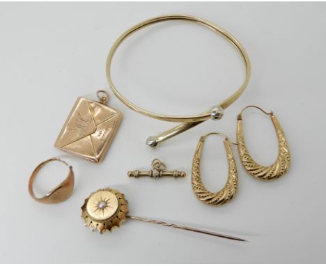 A Victorian pearl set pin, a 9ct stamp holder and a collection of 9ct items, total weight approx 19.5gms Condition Report: Av