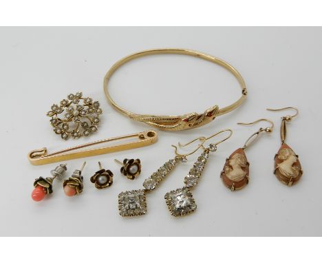 A 9ct gold snake bangle, a 9ct gold pearl set brooch, and a collection of 9ct gold and yellow metal items total weight approx