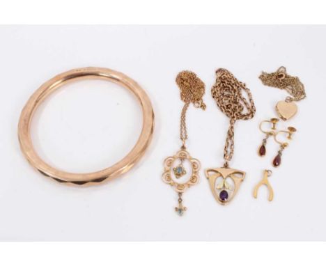 Group of antique 9ct gold jewellery to include two Edwardian open work pendants on chains, heart locket on chain, wish bone, 