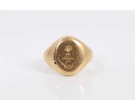 Victorian 18ct gold signet ring with engraved crest, the underside of the bezel also engraved 'China War 1860. Great War 1914