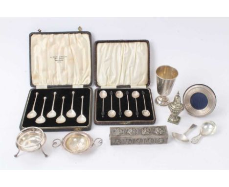 Set of six George VI silver teaspoons in a fitted case (London 1938), maker William Suckling Ltd, together with a set of six 