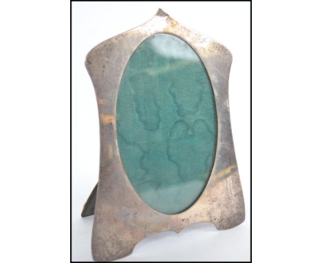 A silver hallmarked photograph frame in the Arts & Crafts manner by Deakin & Francis of Bimingham, date letter k for 1909. Th
