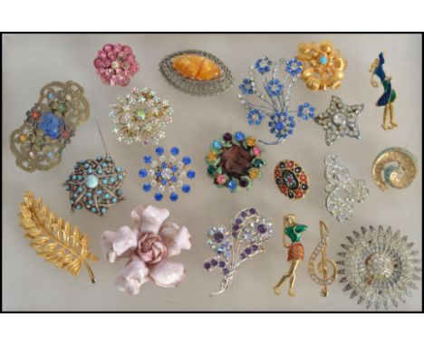 A large collection of costume jewellery brooches to include mostly mid to late 20th century. To include enamel, white and yel