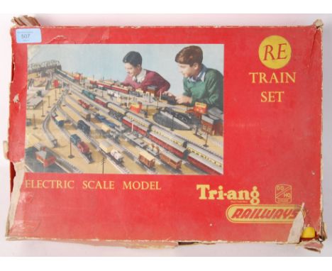 An original vintage 00/H0 gauge Triang Railways Electric Scale Model 'RE' Train Set. Appears complete & within its original b