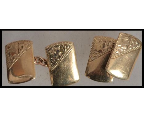  A pair of hallmarked 9ct gold gentlemen's cufflinks of square form complete in original box. Weighs 3.5 grams.