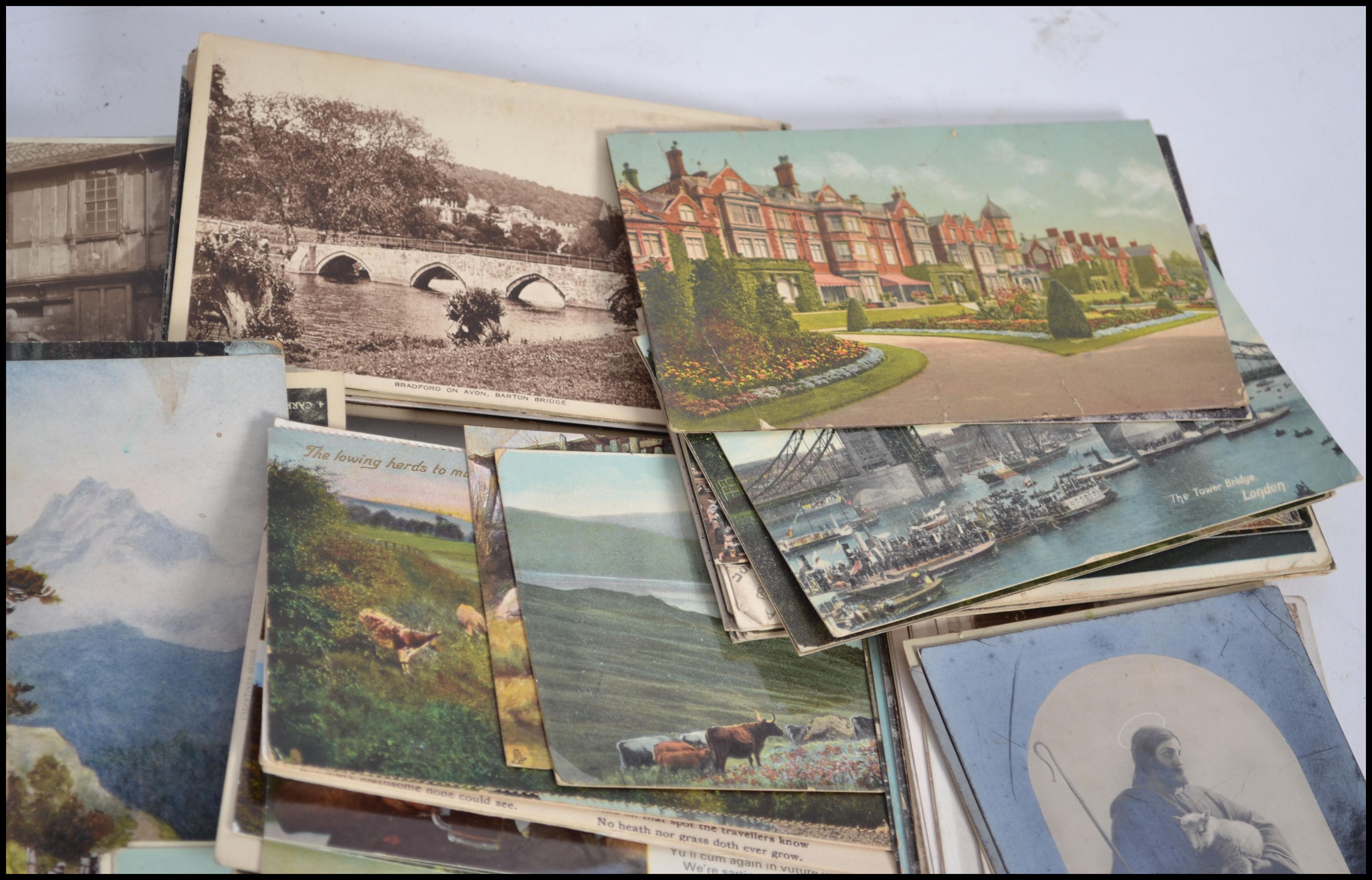 POSTCARDS A large collection of 1000+ assorted early 20th century