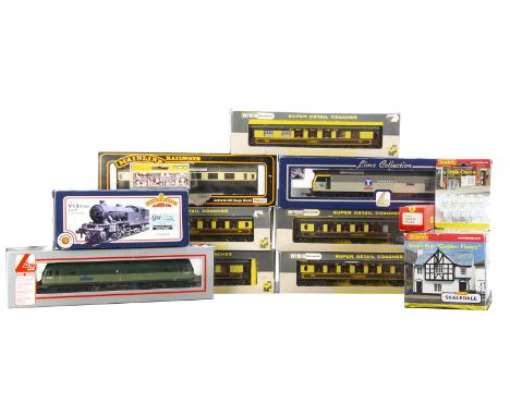 Lima Diesel Mainline Steam Engine and Wrenn 00 Gauge Pullman Coaches and other Accessories, Lima, BR two-tone green Class 47 