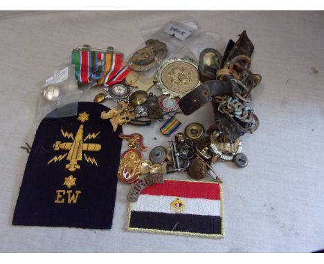 A collection of mixed militaria, British Military buttons and badges (some need repair, chin scales, American Air force etc. 