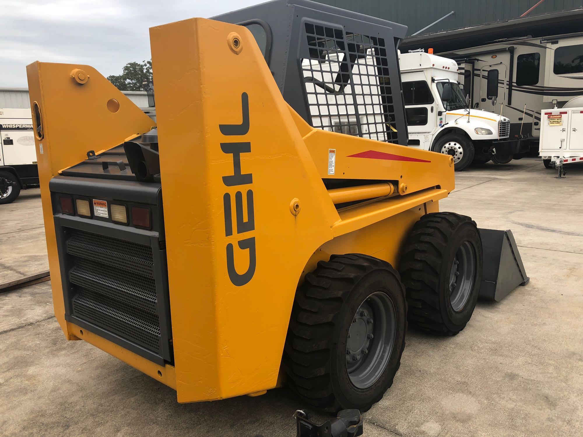 GEHL SKID STEER WITH BUCKET ATTACHMENT, RUNS