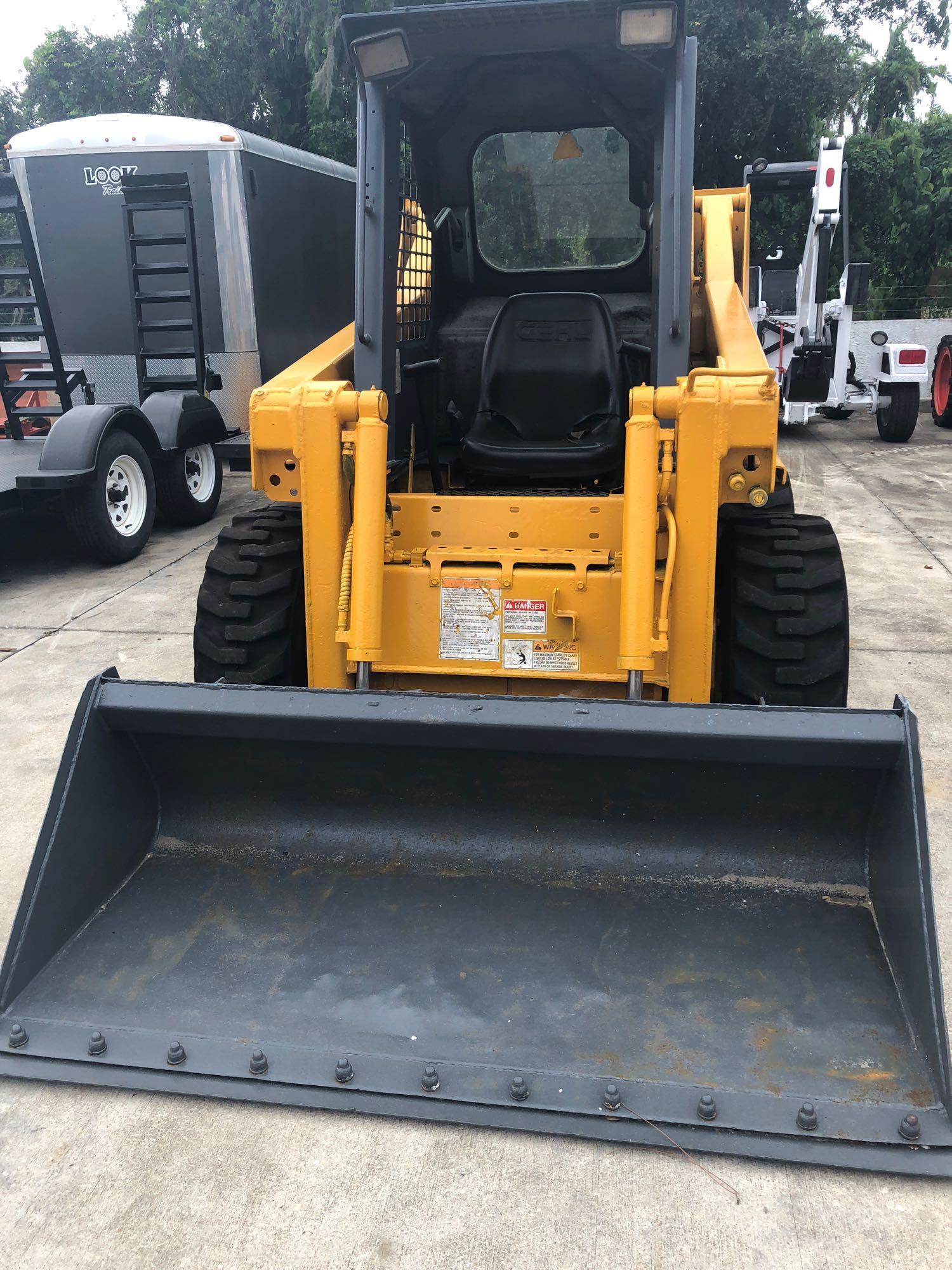 GEHL SKID STEER WITH BUCKET ATTACHMENT, RUNS