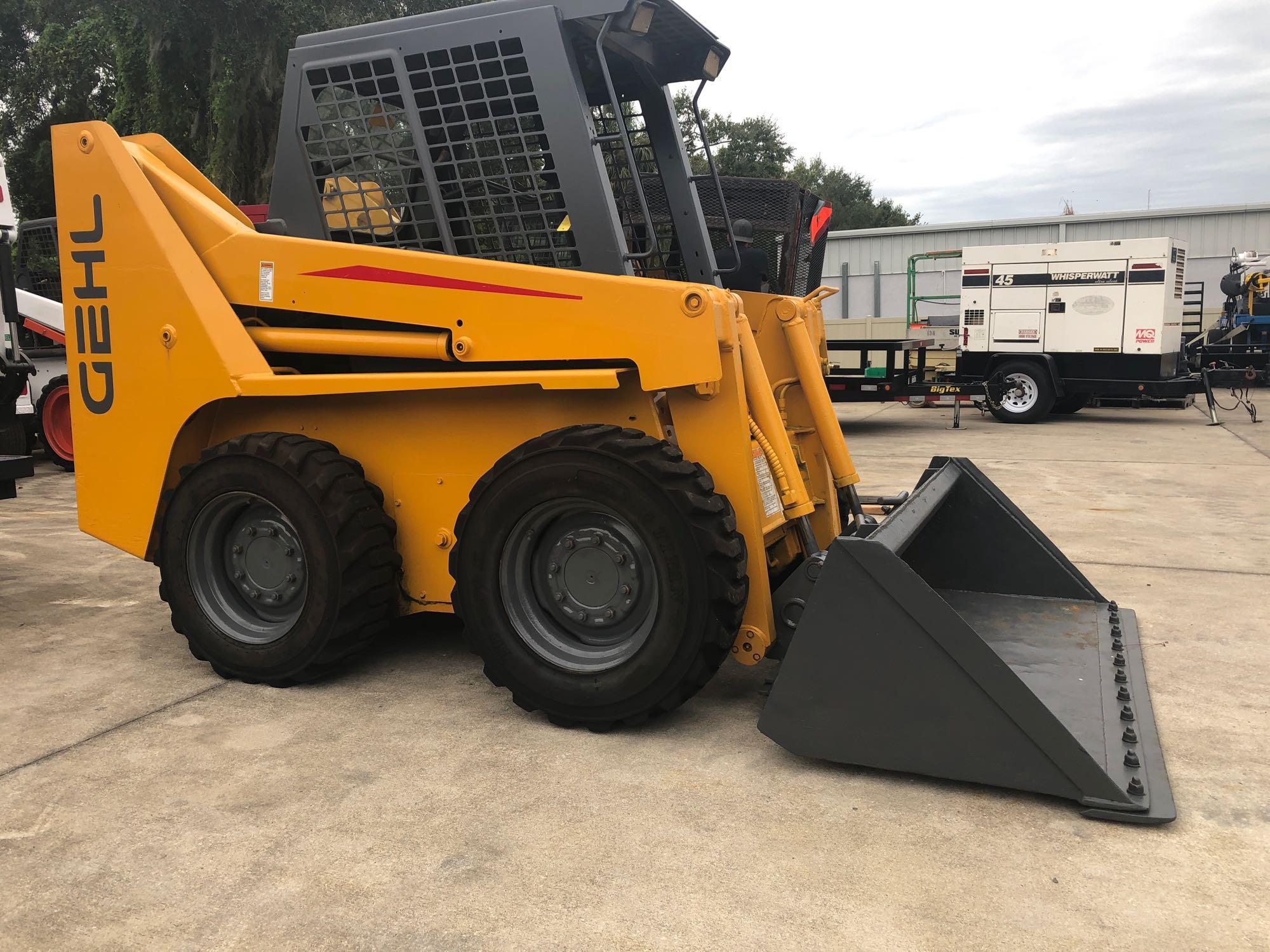 GEHL SKID STEER WITH BUCKET ATTACHMENT, RUNS