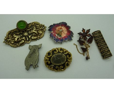 A Victorian mourning brooch, a/f, an Art Deco garnet set brooch, a red stone brooch, an enamel brooch, etc.