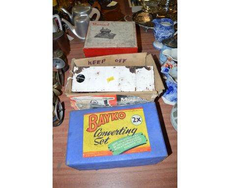 A Mammod SE2 Stationary steam engine, boxed; a traction engine; and a Bayko converting set.