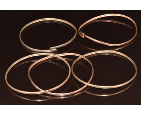 Russian style 9ct tri-coloured gold triple bangle and two other 9ct gold bangles (two damaged), 16.8g
