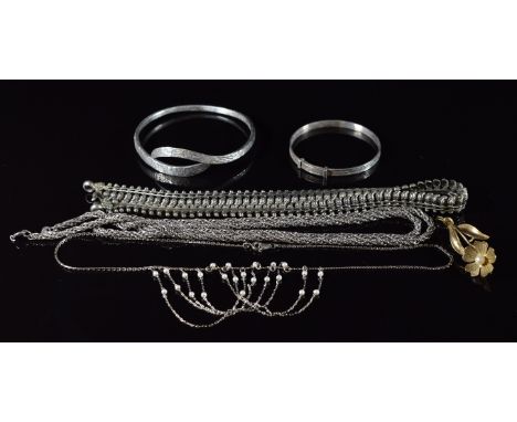 A collection of jewellery including 9ct gold brooch in the form of a flower set with a pearl (3.1g), silver bangle, silver ch