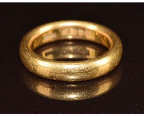 A 22ct gold wedding band / ring, 9.1g, size K