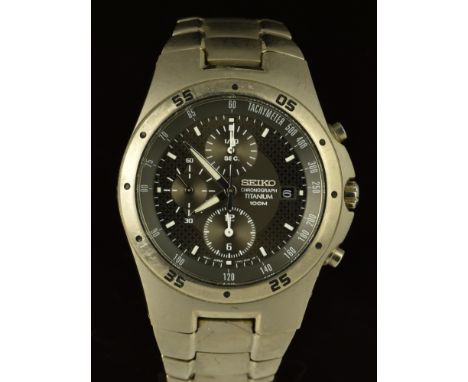 Seiko Titanium gentleman's chronograph wristwatch ref. 7T92-0ED0 with date aperture, luminous hands and hour markers, grey di