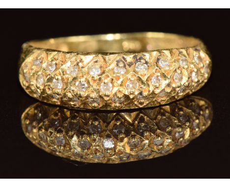 An 18ct gold ring set with diamonds, 2.3g, size M