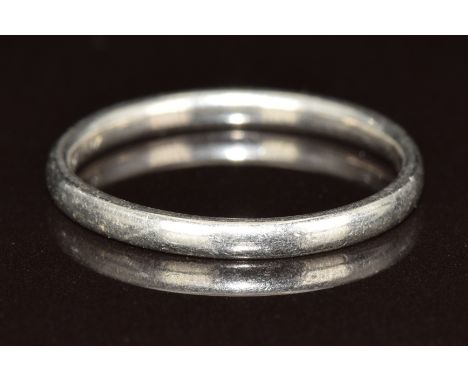 A platinum wedding band / ring, 3.2g, size N