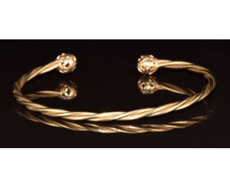 A 9ct gold bangle in a twisted design, 4.5g, 6 x 5cm