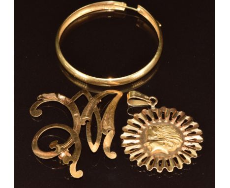 An 18ct gold brooch, 18ct gold pendant depicting a blindfolded woman (wheel of fortune) and a single 18ct gold hoop earring, 