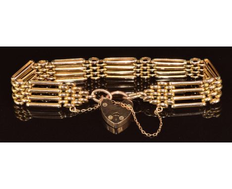 A 9ct gold gate bracelet with heart padlock clasp, 16.9g, 19cm