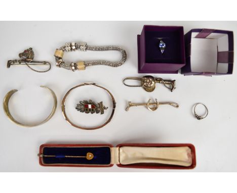 A collection of jewellery including silver bangle, silver brooch in the form of a jockey cap and whip, two silver rings, 15ct