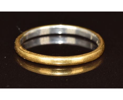 A platinum and gold wedding band / ring, 1.8g, size K