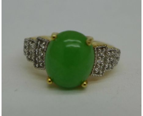 A silver gilt ring set with a jade cabochon, N