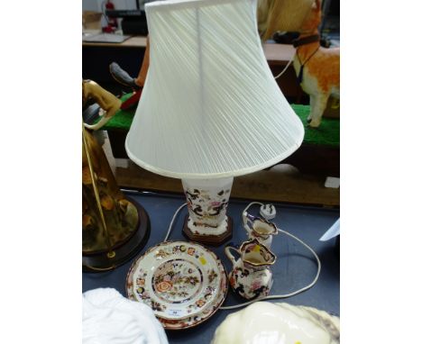 5 ASSORTED PIECES OF MASONS INCLUDING LAMP, PLATES AND JUGS