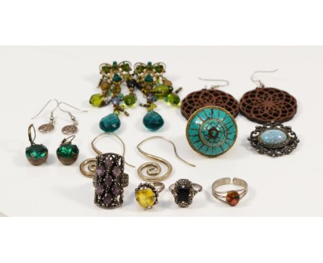 Four silver rings to include marcasite and amethyst, marcasite and black onyx and yellow gemstone, together with other costum