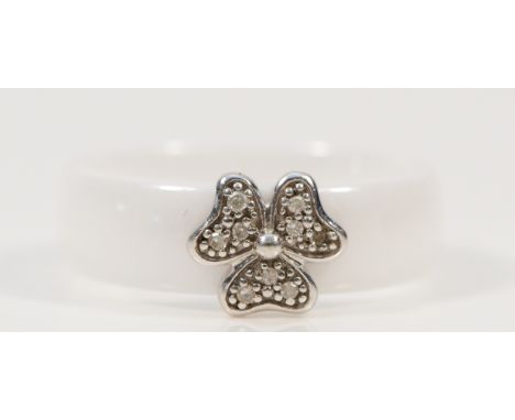 A 9ct white gold and diamond clover design on a white ceramic ring, K 1/2, 4.5g