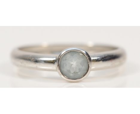 A 9ct white gold blue gemstone solitaire ring, R, 2.1g