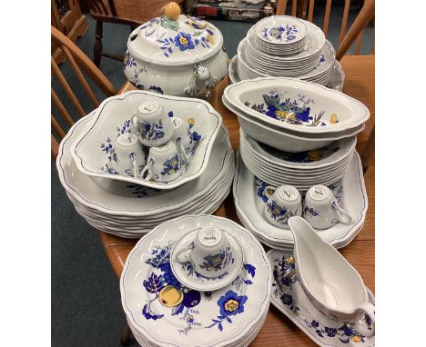 A good Spode 'Blue Bird' dinner service. Est. £50 - £80.