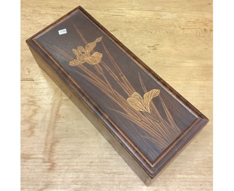 A Japanese inlaid caddy with inscription to interior. Est. £20 - £30.