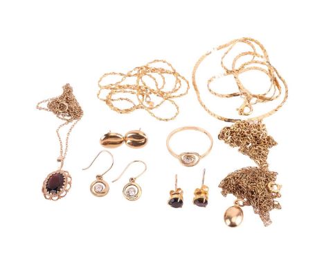 A small collection of jewellery items; to include a coffee bean pendant on chain and a pair of matching stud earrings, in yel